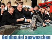 Aschermittwoch: traditionelles Geldbeutelwaschen am Fischbrunnen (Foto: Ingrid Grossmann))
